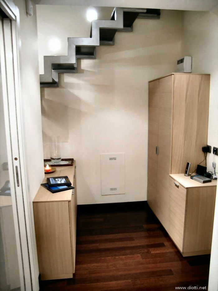 Vista della zona office con relativi mobili contenitori: l'immagine  scattata sulla soglia del bagno di servizio. Sulla sinistra mobili bassi a profondit ridotta, sulla destra aumenta la profondit ed anche l'altezza per il mobile appenderia, all'interno del quale, tra l'altro, c' anche un comodo accesso al quadro di corrente.